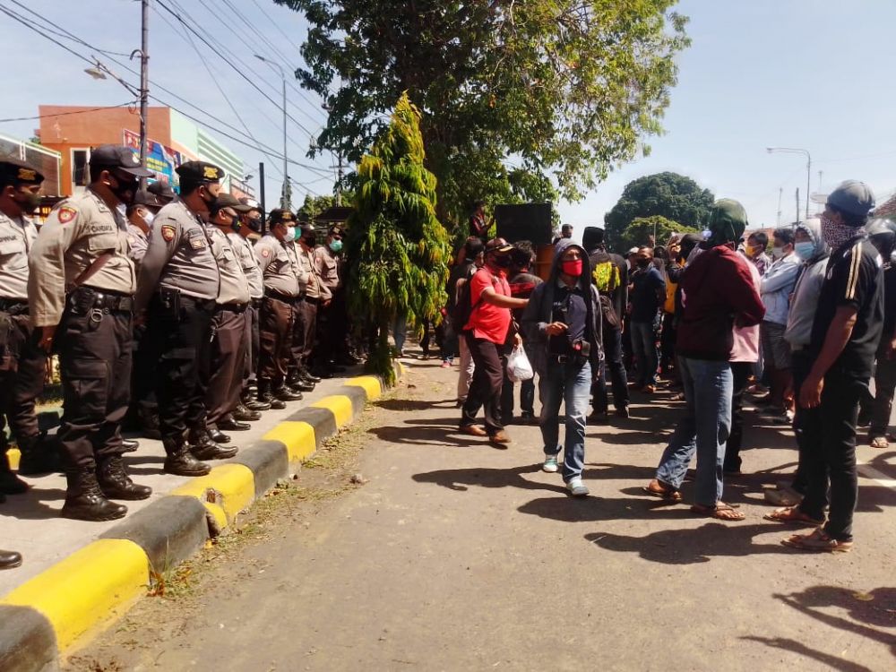 Warga di Probolinggo Demo Polisi Tuntut Pelaku Pencurian Dibebaskan