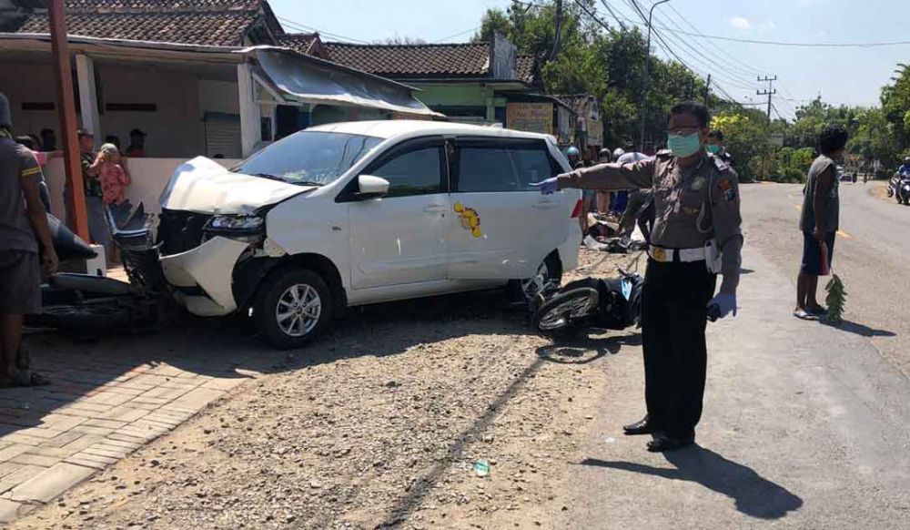Polisi menunjukkan mobil yang menabrak 3 motor di Ngawi
