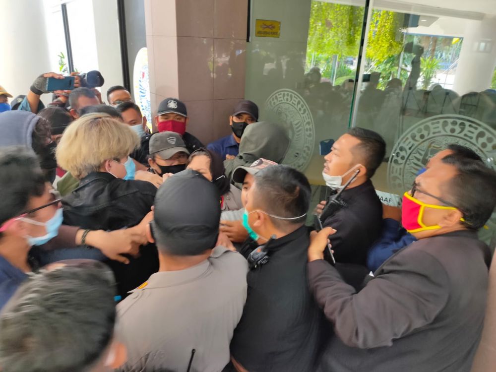 Demo Mahasiswa Unair Tuntut Diturunkannya UKT Berlangsung Ricuh