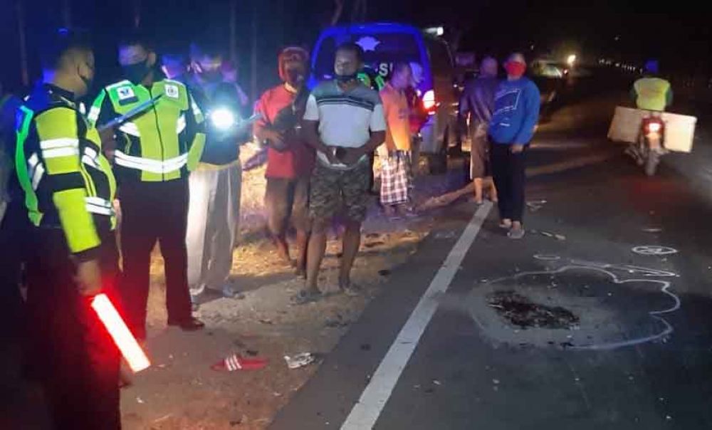 Polisi melakukan olah TKP di lokasi kecelakaan dua motor di Ngawi