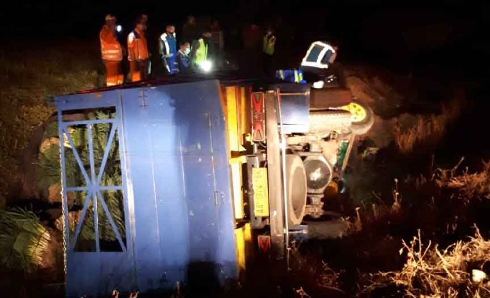 Polisi melakukan olah TKP di Tol Ngawi