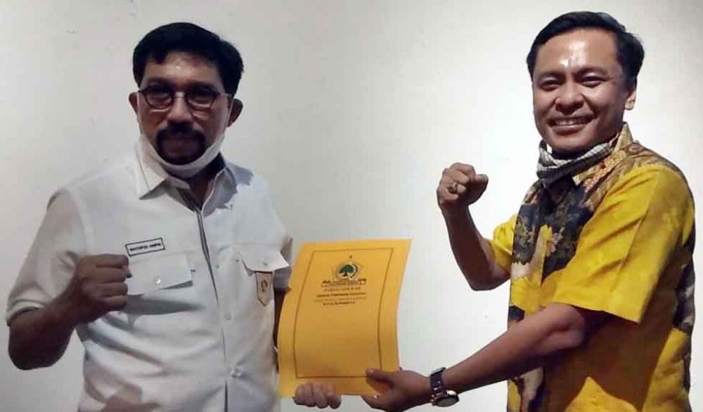 Ketua DPD Partai Golkar Kota Surabaya, Arif Fathoni serahkan rekomendasi bacawali kepada Irjen Pol (Purn) Machfud Arifin