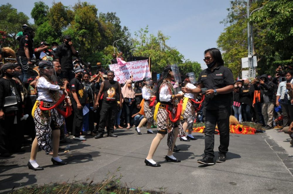 Aksi pekerja seni berdemo di Balai Kota Surabaya
