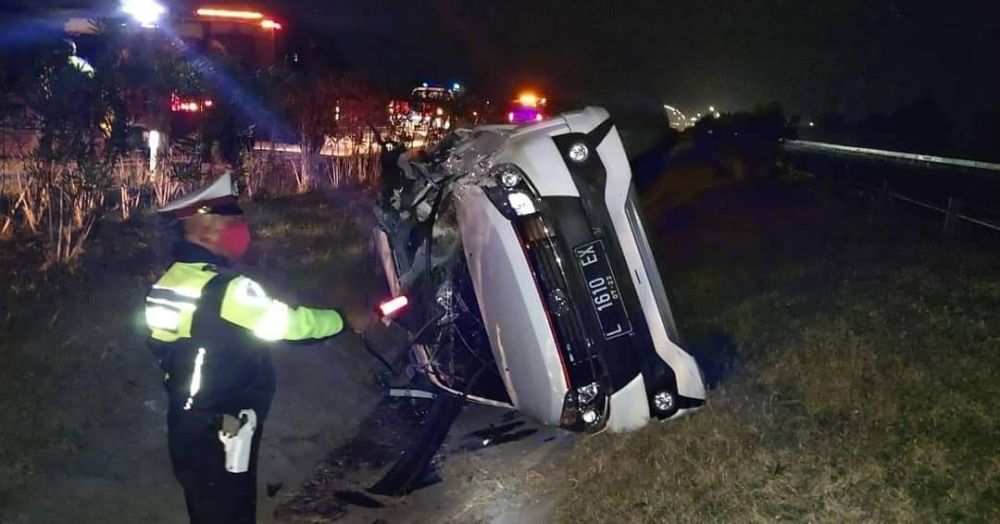 Toyota Rush yang terguling di Tol JoMo