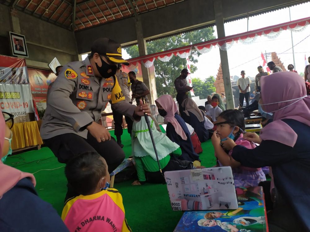 Kapolres Mojokerto AKBP Dony Alexander menyapa anak-anak yang belajar secara daring