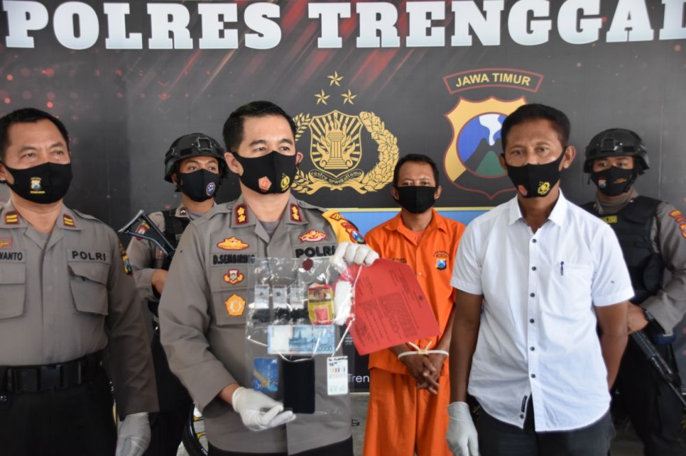 Kapolres Trenggalek, AKBP Doni Satria Sembiring bersama pelaku dan barang bukti sabu