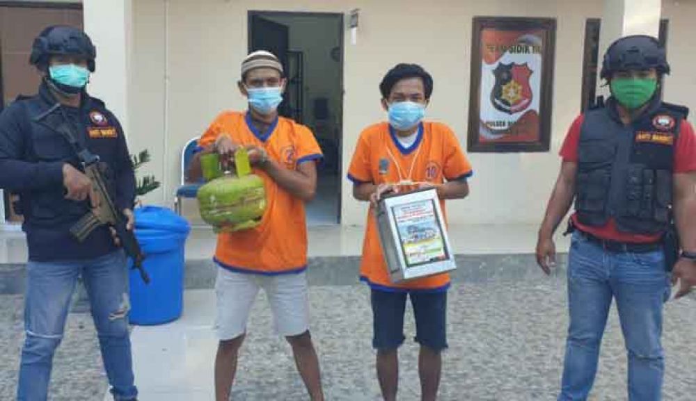 Kedua tersangka yang diamankan Polsek Sukolilo Surabaya