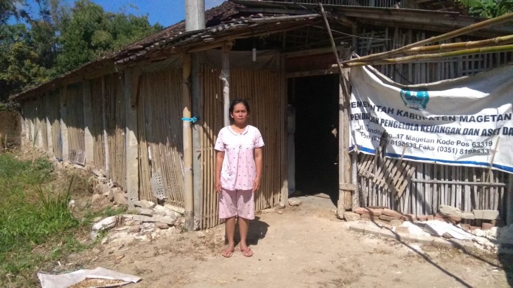 Ibu Surati yang tinggal dengan dua anaknya