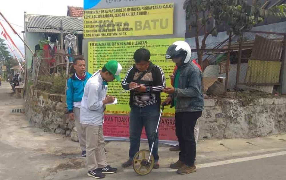 Petugas Perumdam Among Tirto melakukan pengecekan dan pendataan jaringan baru 