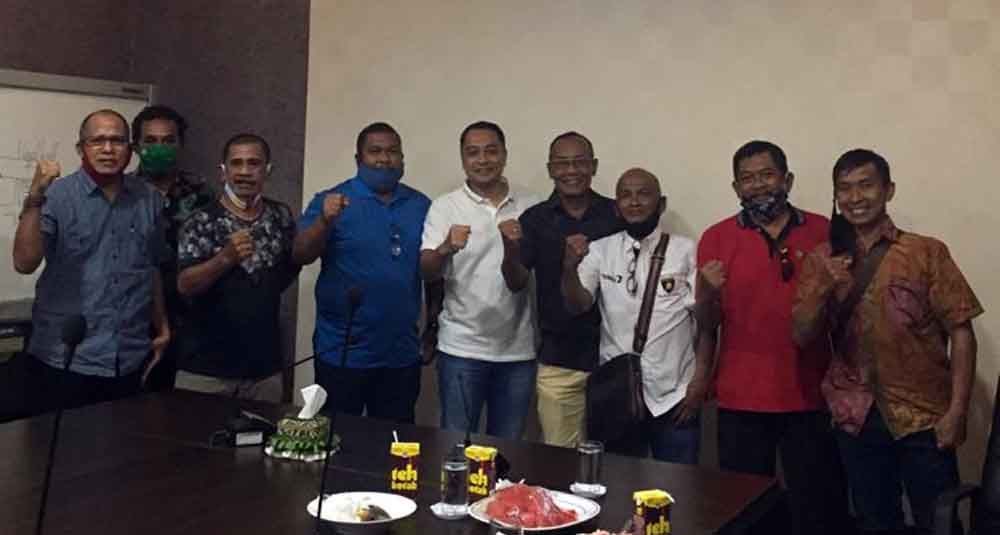 Pertemuan pemain legendaris Persebaya dengan Eri Cahyadi di Kantor Bappeko Surabaya (foto istimewa)