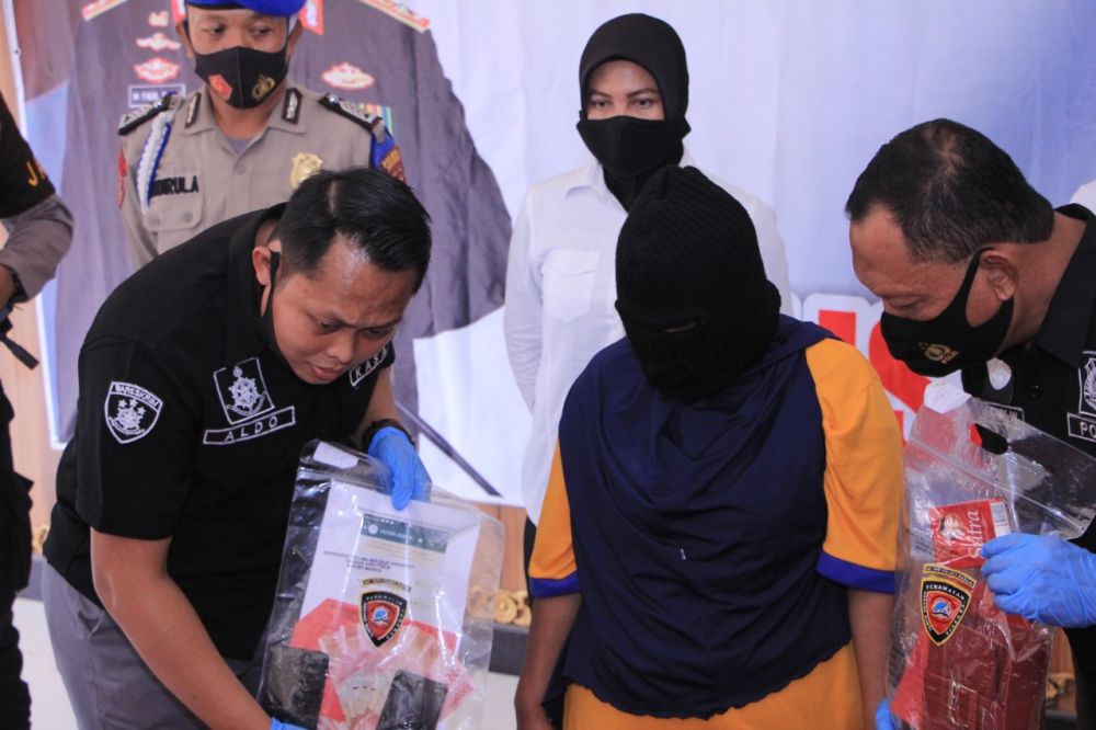 Polisi mengamankan mucikari ISM