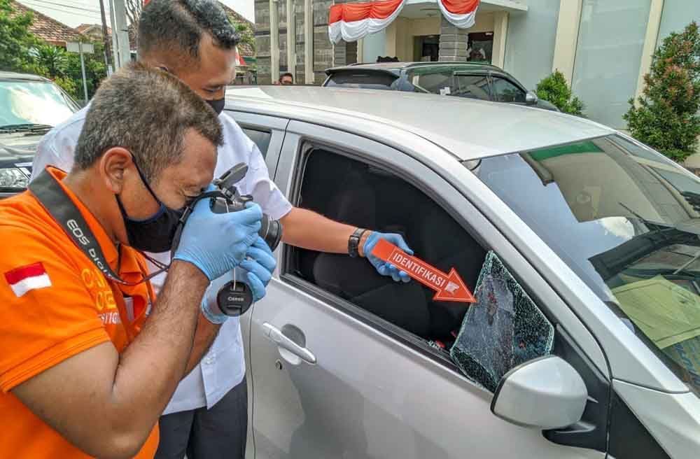 Polisi melakukan identifikasi pada mobil yang disatroni komplotan bandit pecah kaca