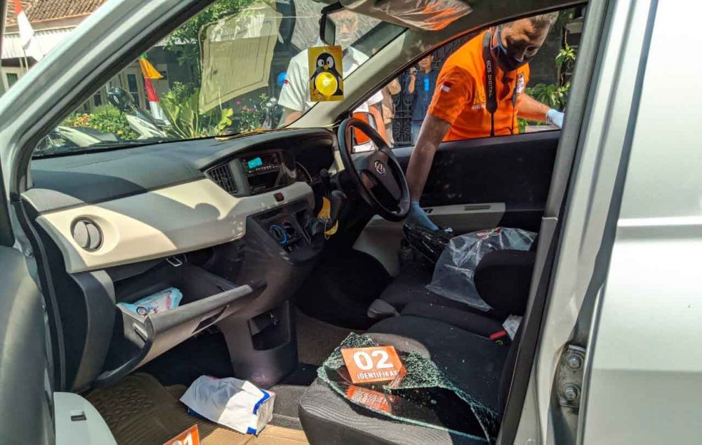 Polisi melakukan olah kejadian perkara kasus pecah kaca mobil