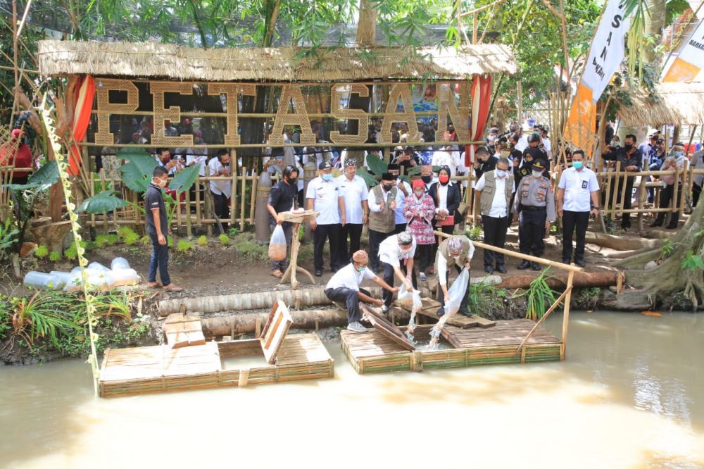 Bupati Anas melepas ikan 