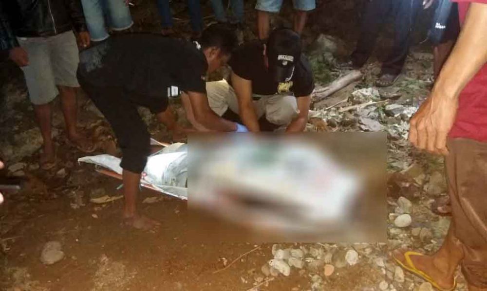 Korban yang tewas dievakuasi warga dan petugas