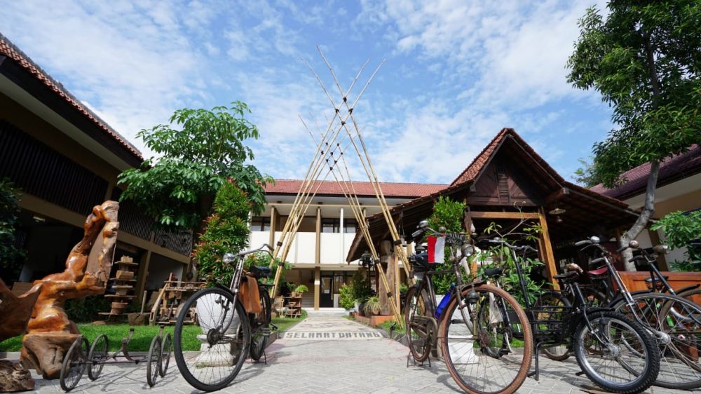 Pameran barang antik di halaman kantor Kecamatan Kota Banyuwangi