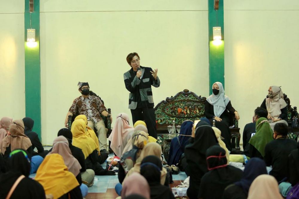 dr Tirta Mandira Hudhi berikan motivasi pada para penerima beasiswa Banyuwangi