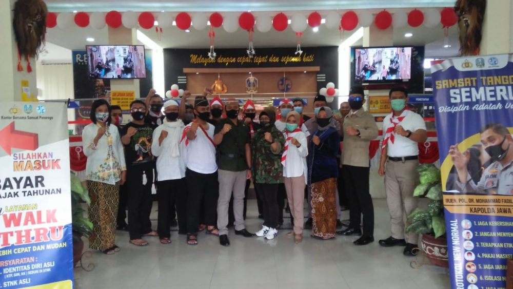 Petugas Satpas Samsat Ponorogo mengenakan baju ala pejuang kemerdekaan