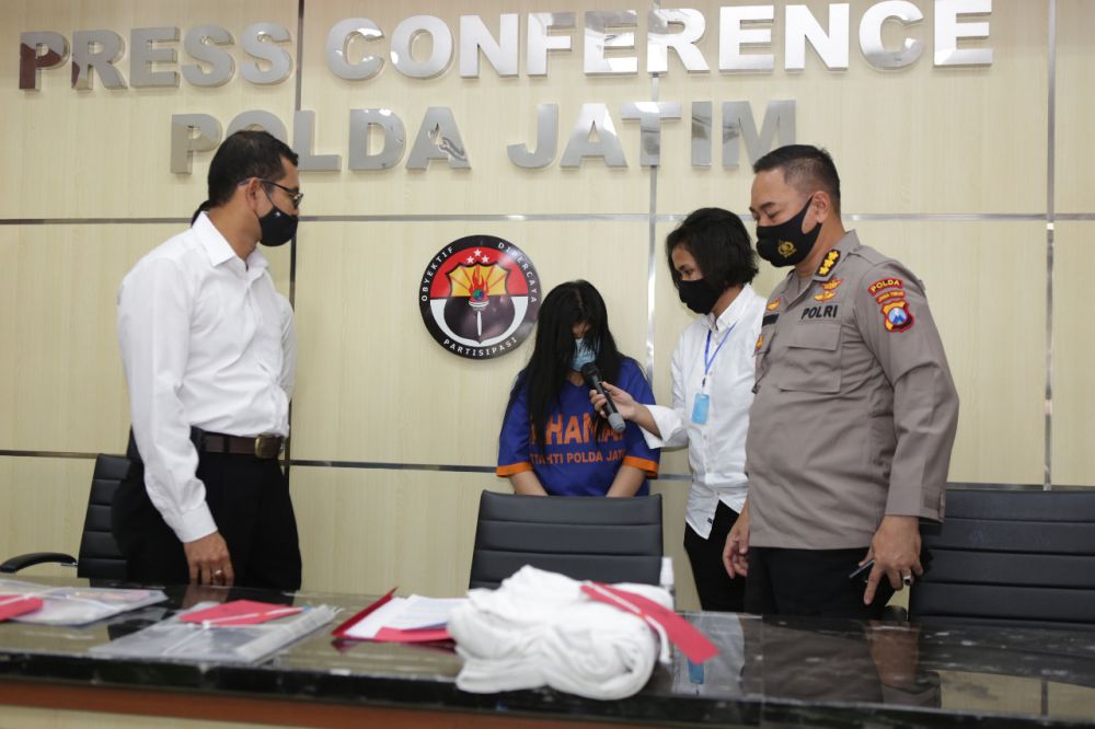 Mami yang menjadi tersangka prostitusi diamankan Polda Jatim