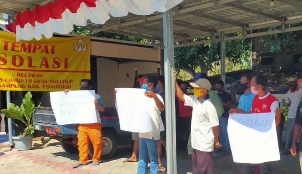 Warga Dukuh Janti, Desa Ngelurup, Kecamatan Sampung, Kabupaten Ponorogo saat menyampaikan tuntutannya

