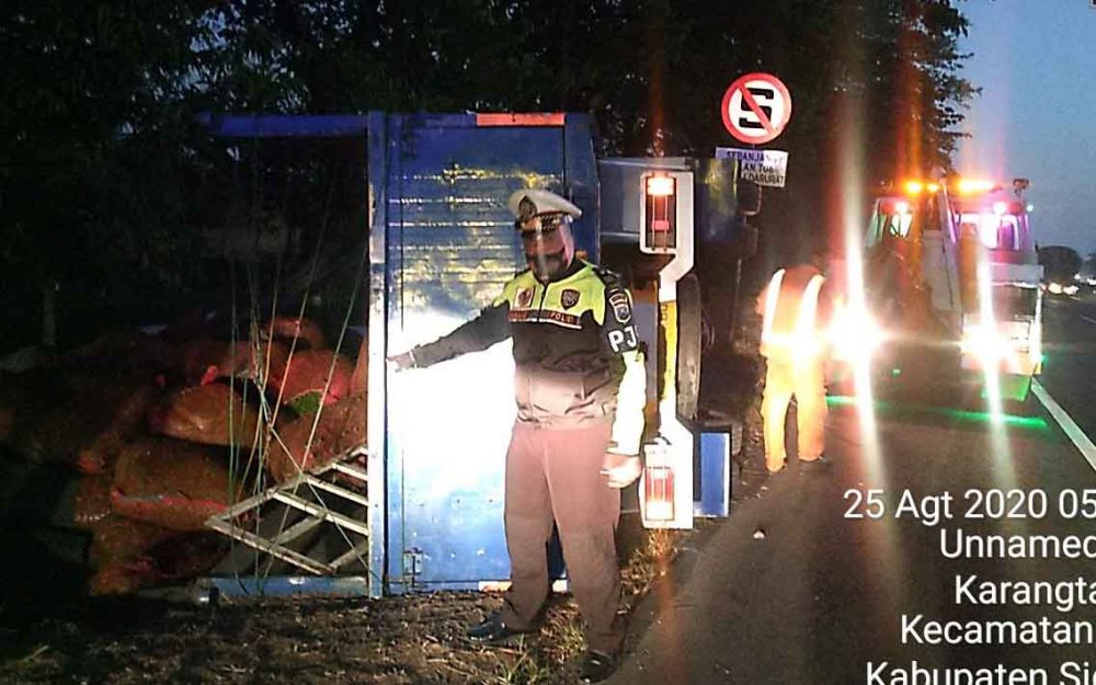 Truk muat cabai terguling di Tol Sidoarjo