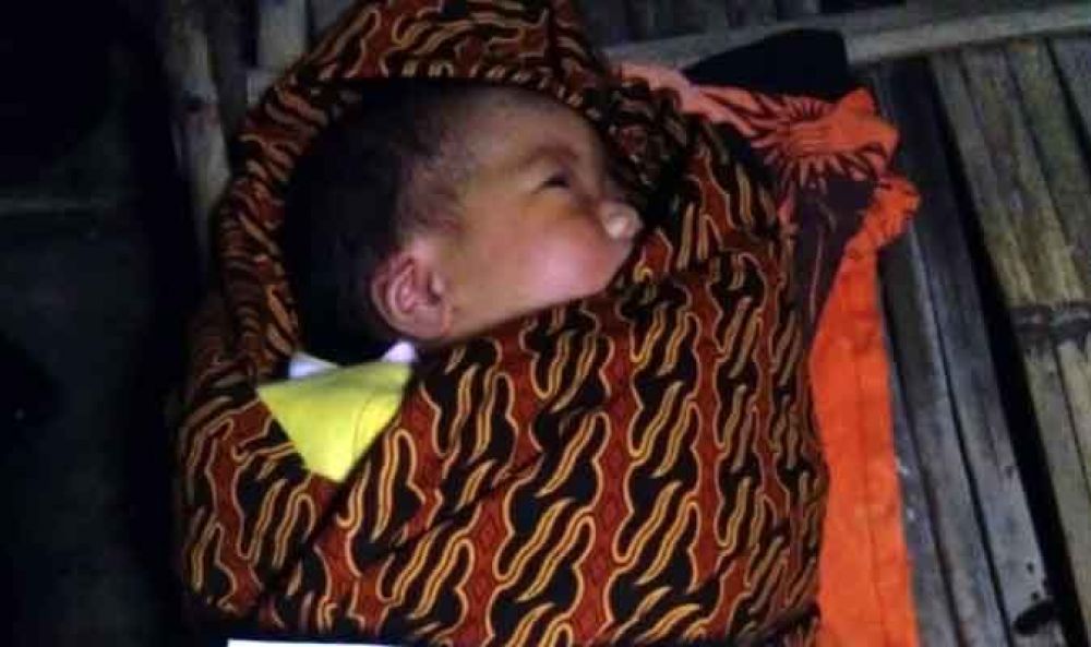 Bayi yang ditemukan di depan rumah warga (foto istimewa)

