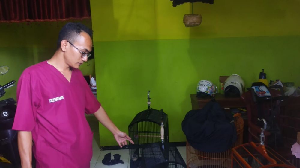 Korban menunjukkan kandang burung yang ditinggalkan pencuri 