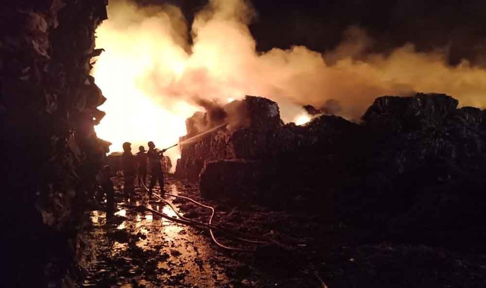 Gudang penyimpanan bahan baku pabrik kertas PT Tjiwi Kimia terbakar