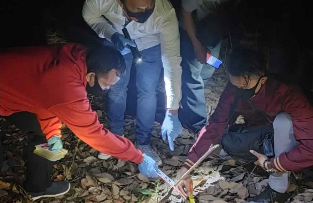 Polisi melakukan olah tkp di lokasi korban tewas