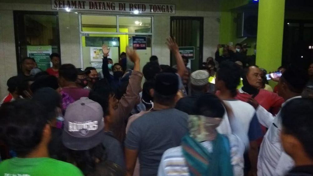 Warga yang melurug RSUD Tongas