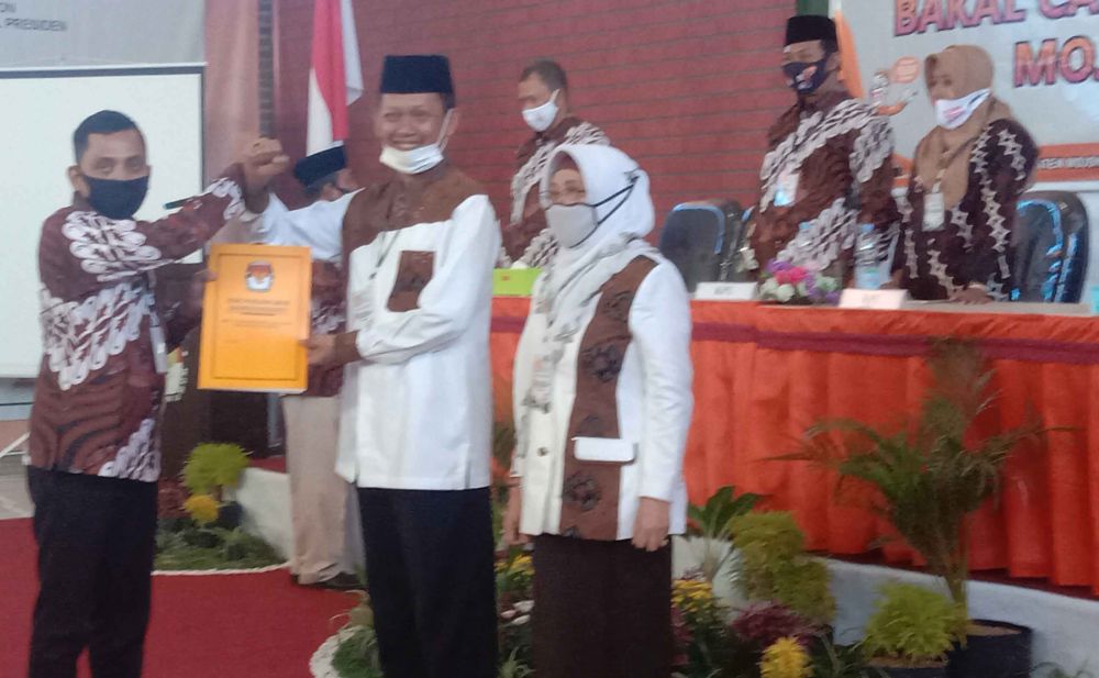 Yoko Priyono dan Chairun Nisa daftar ke KPU Mojokerto