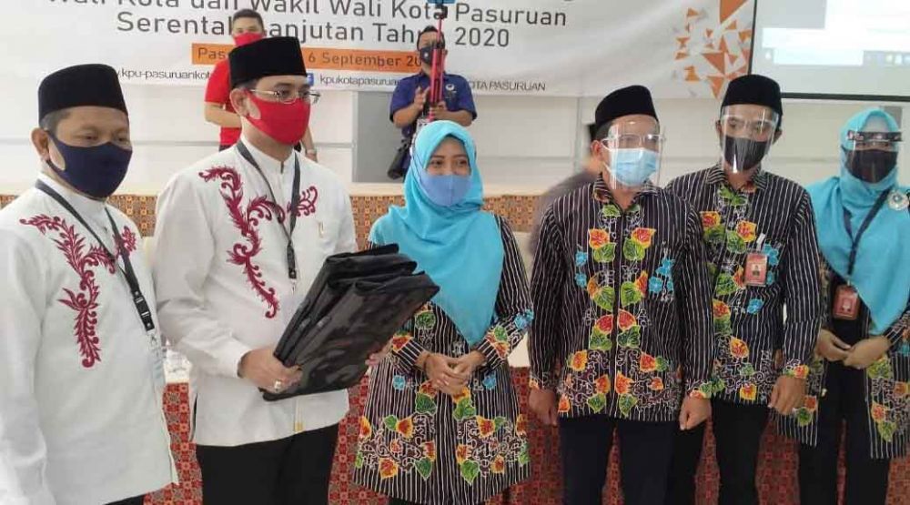 Raharto Teno Prasetyo dan wakilnya Hasjim Asjari mendaftar ke KPU Kota Pasuruan