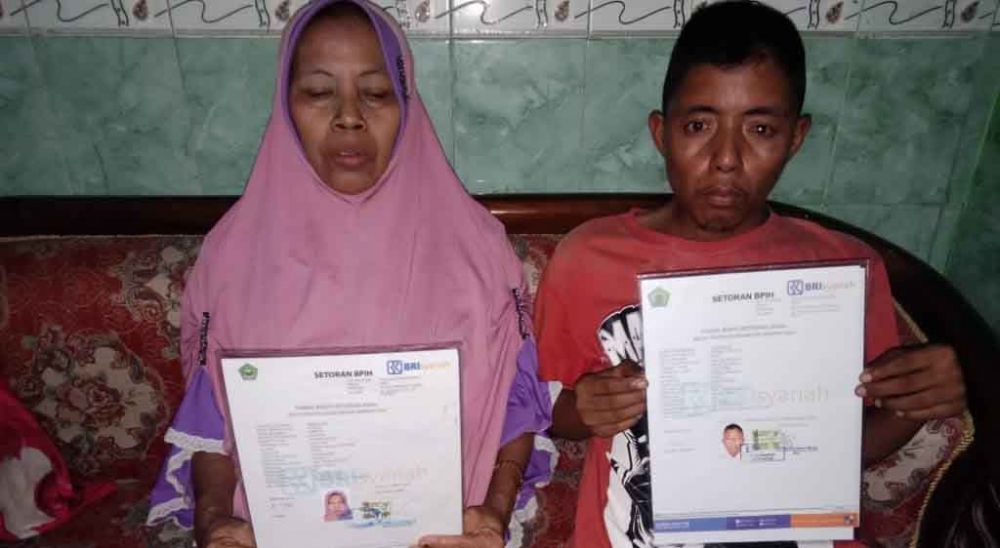 Slamet Efendy dan ibunya Atminah tunjukkan pelunasan pendaftaran haji