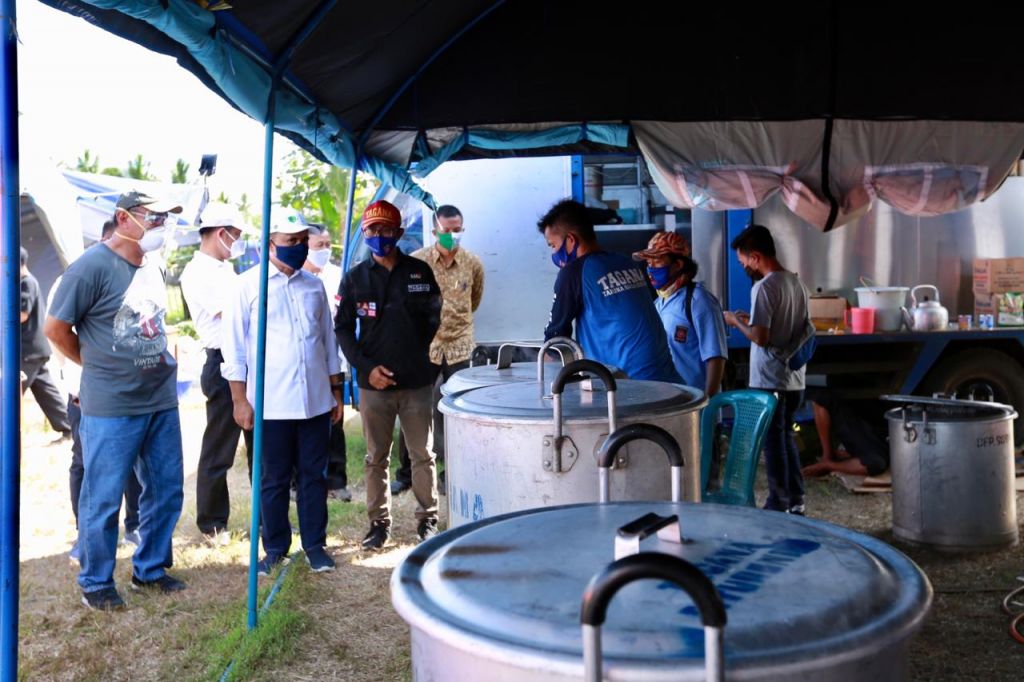 Bupati Anas mengecek dapur umum di ponpes Banyuwangi