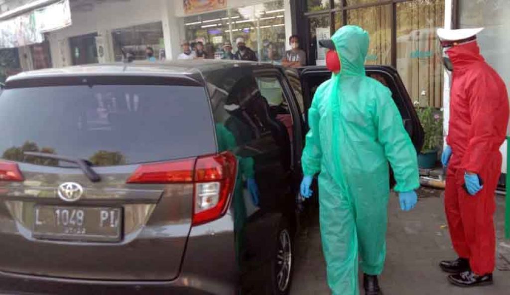 Petuga gunakan APD evakuasi korban dari dalam mobil