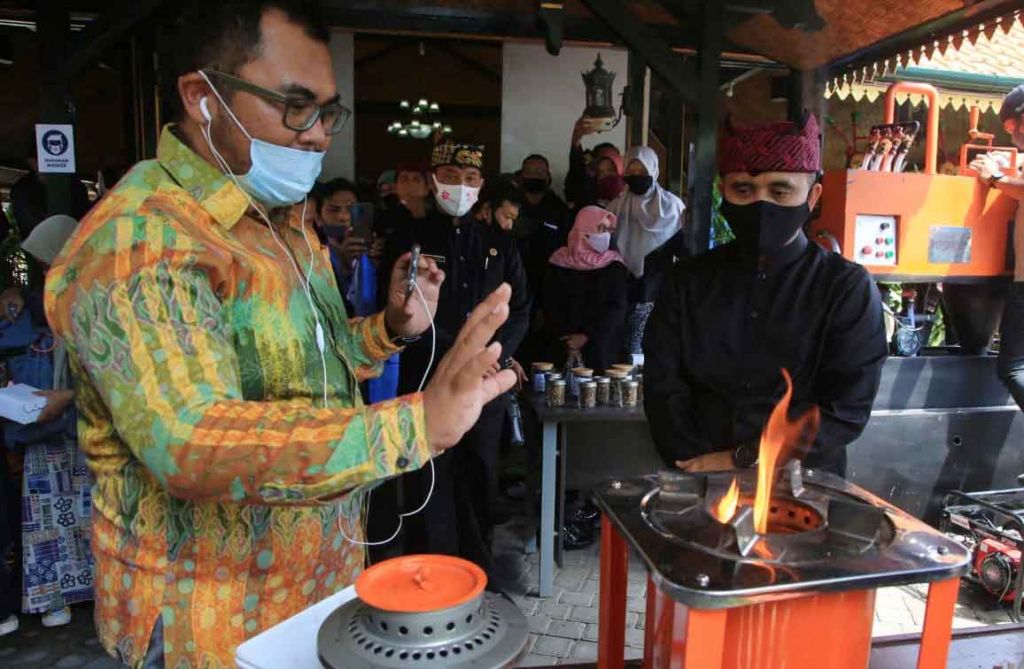 Bupati Anas di pengolahan sampah