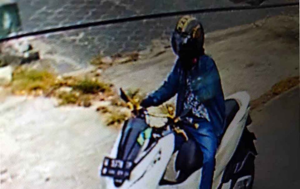Aksi pelaku yang terekam CCTV
