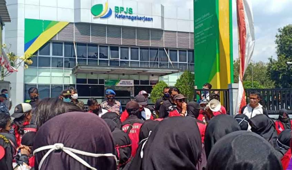Buruh demo di BPJS Ketenagakerjaan