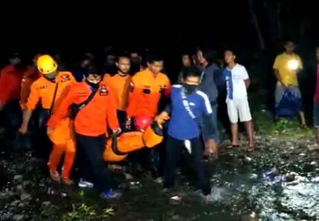 Petugas evakuasi jenazah korban