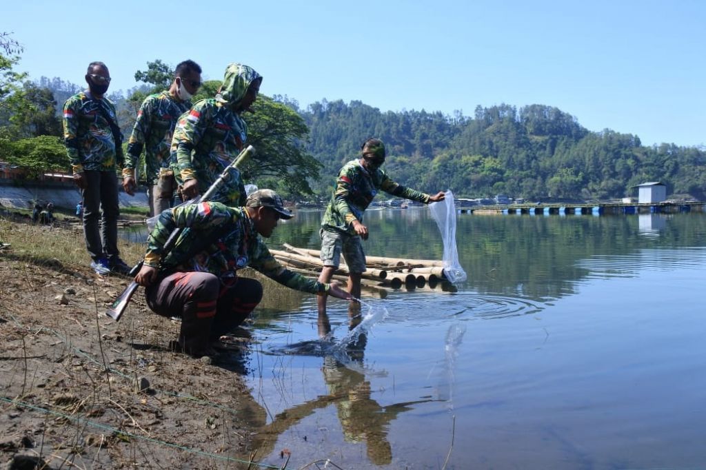 Komunitas Paser Mania berburu ikan dengan gunakan senapan angin

