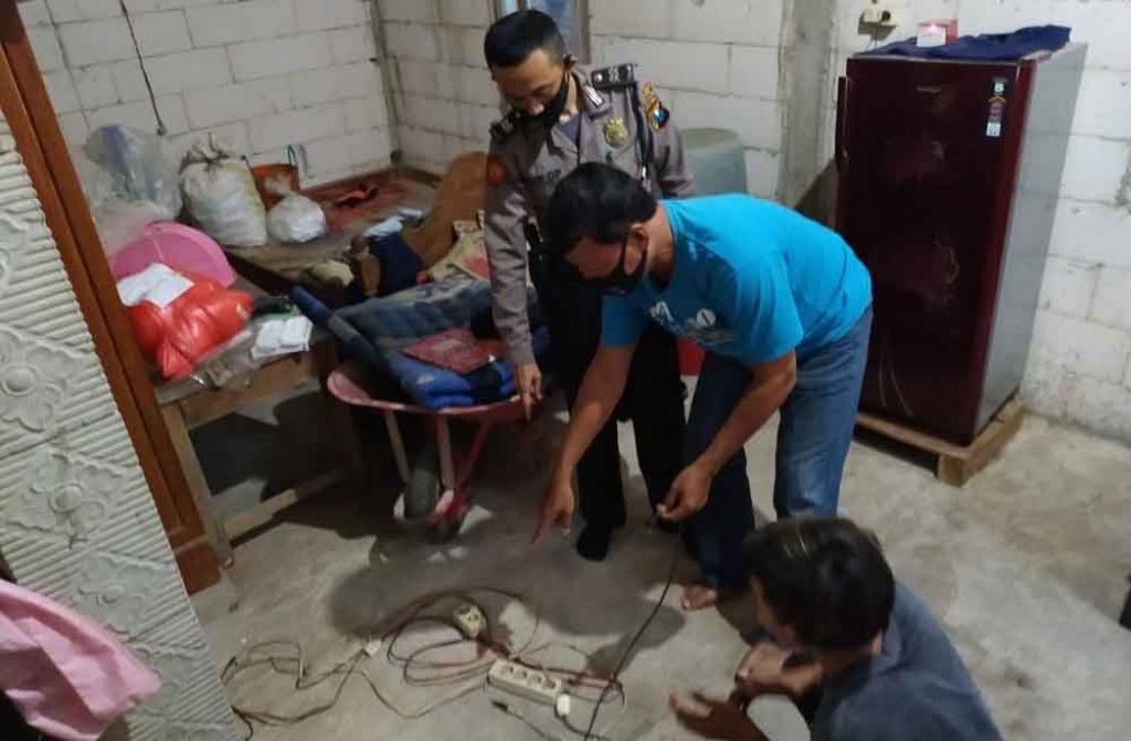 Polisi mendatangi lokasi korban tewas tersetrum