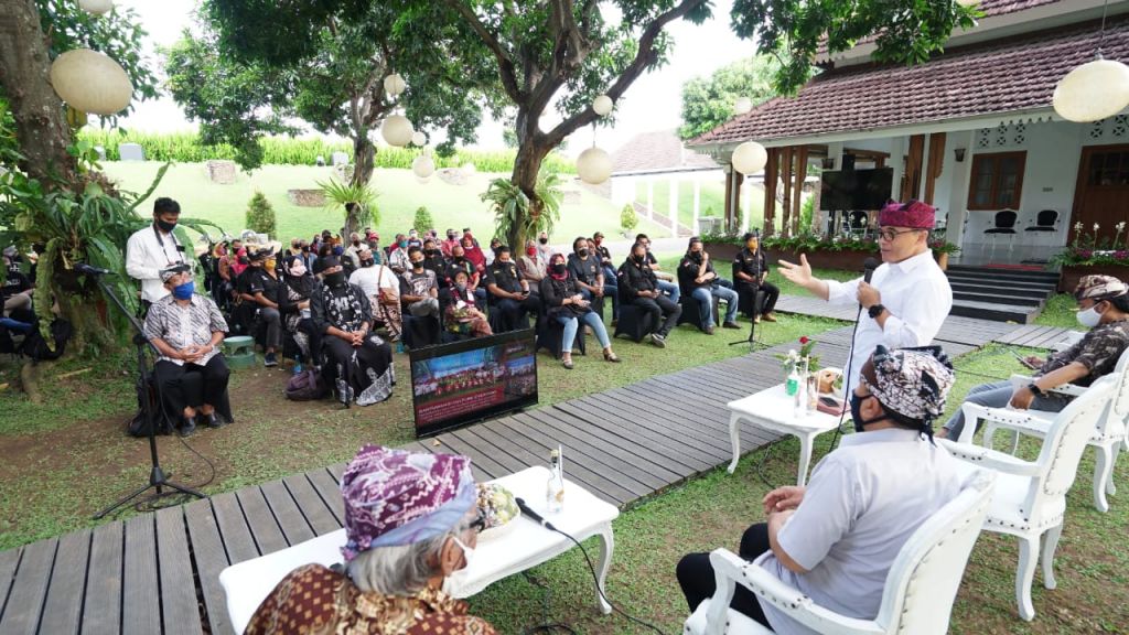 Bupati Anas saat bertemu para seniman dan budayawan Banyuwangi