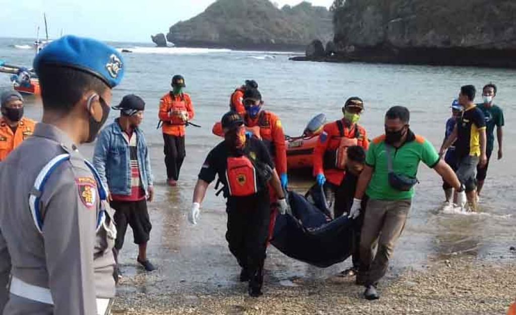 Evakuasi korban dari Pantai Langitan