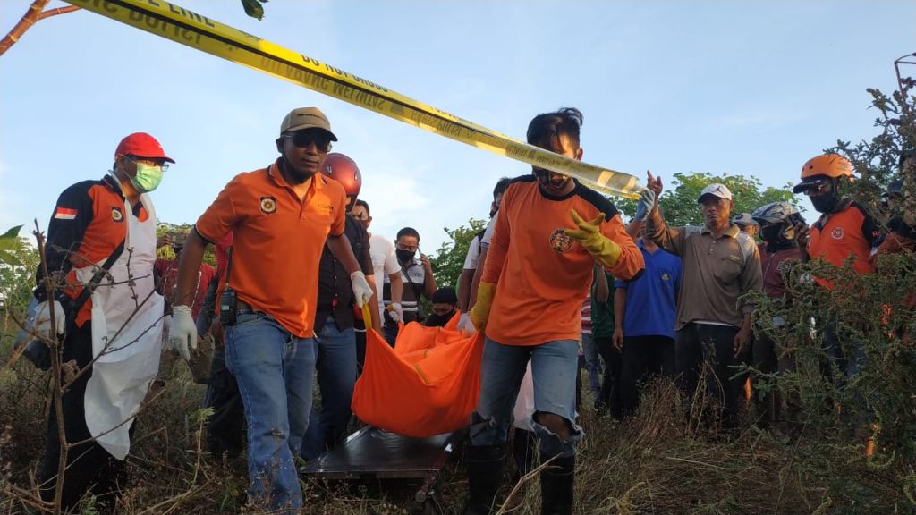 Petugas mengevakuasi mayat bandit yang tewas tenggelam di Sungai Brantas, Mojokerto