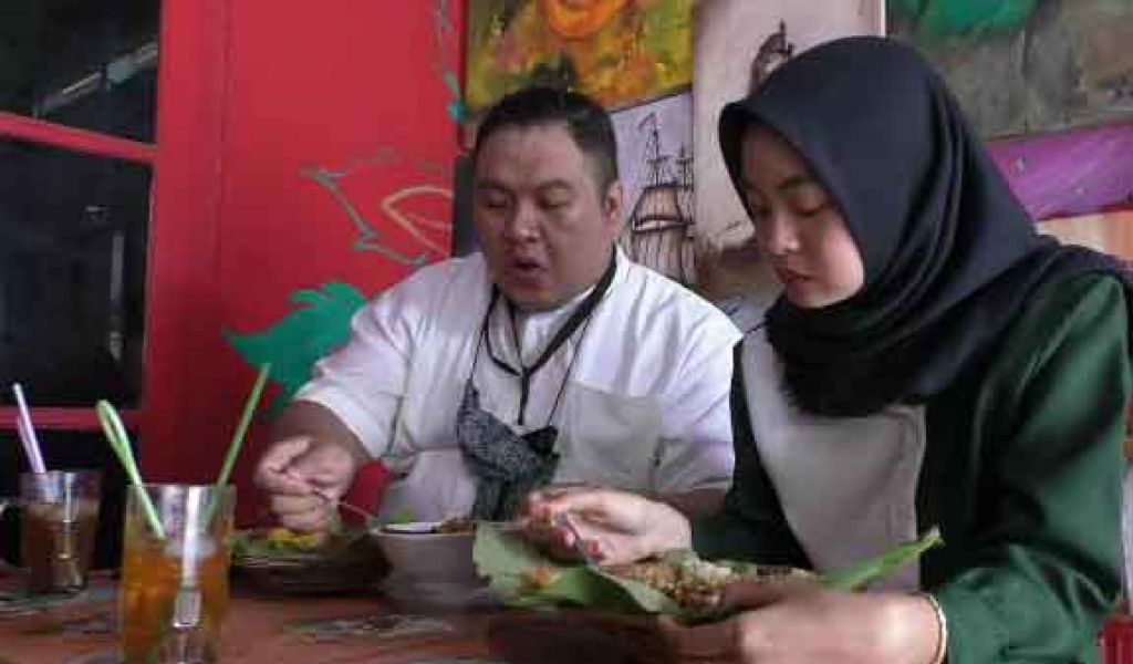 Pengunjung menikmati sego berkat godong jati 