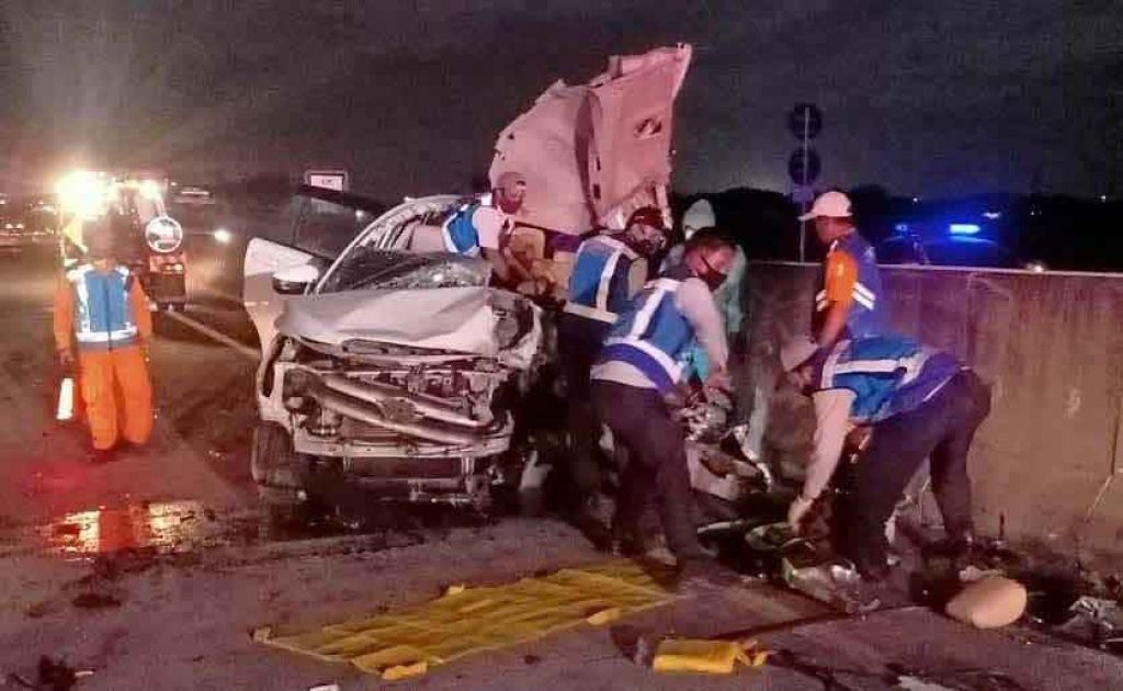 Petugas evakuasi kecelakaan di Tol Sumo