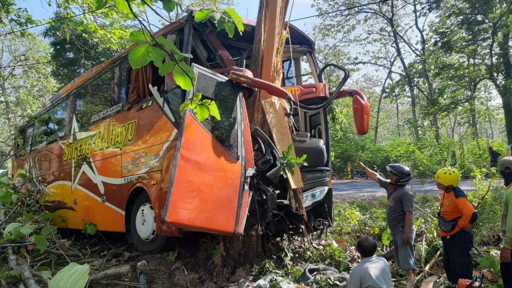 Bus Sumber Selamat yang mengalami kecelakaan tunggal di Ngawi

