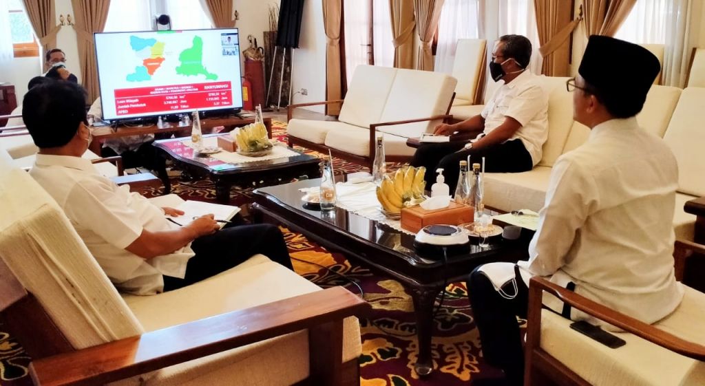 Penyerahan BLT pada warga Banyuwangi yang disaksikan Bupati Anas