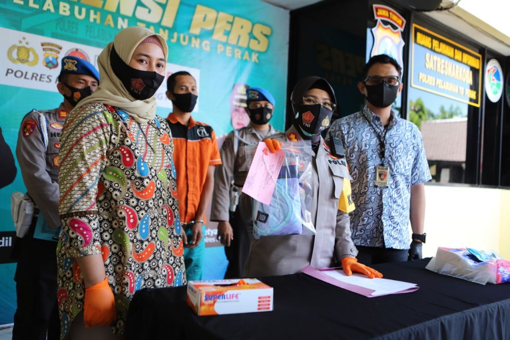 Duda yang jadi begal payudara diamankan di Mapolres Pelabuhan Tanjung Perak, Surabaya