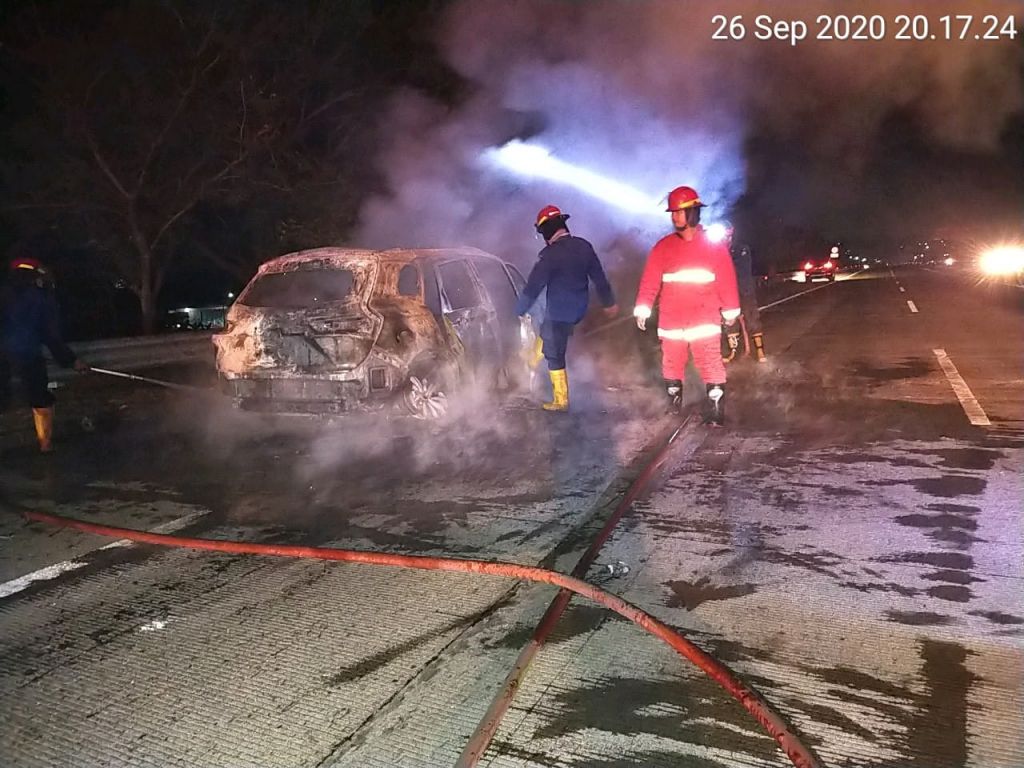 Pemadaman mobil yang terbakar di Tol Gempol-Pandaan